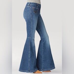 WRANGLER RETRO
High Rise Flare Jean